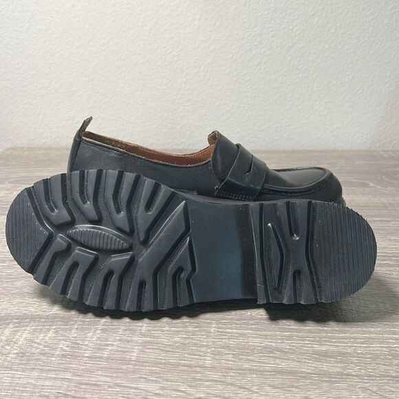 Bueno Women's Annie Leather Loafer (Black) - Picture 6 of 8